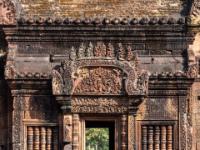 Wächterfiguren vor Gebäude mit verziertem Türgiebel und Fenster - Benteay Srei - Kambodscha